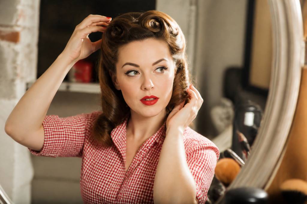 Coiffure année 50 pin up : idées et conseils pour adopter le style vintage Coiffure année 50 pin up : idées et conseils pour adopter le style vintage